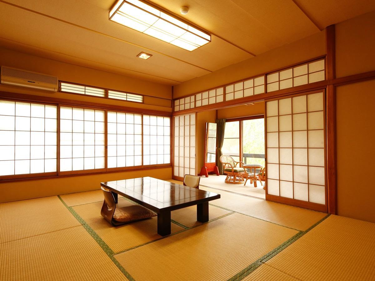 源泉掛け流しの宿albergo湯楽 Yugawara Esterno foto